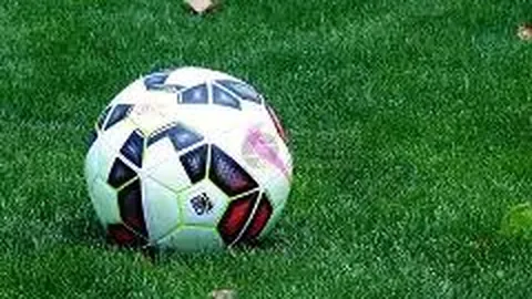 李亚鹏旧爱酒吧献唱，罕见着平底鞋，腹部微隆引怀孕猜测